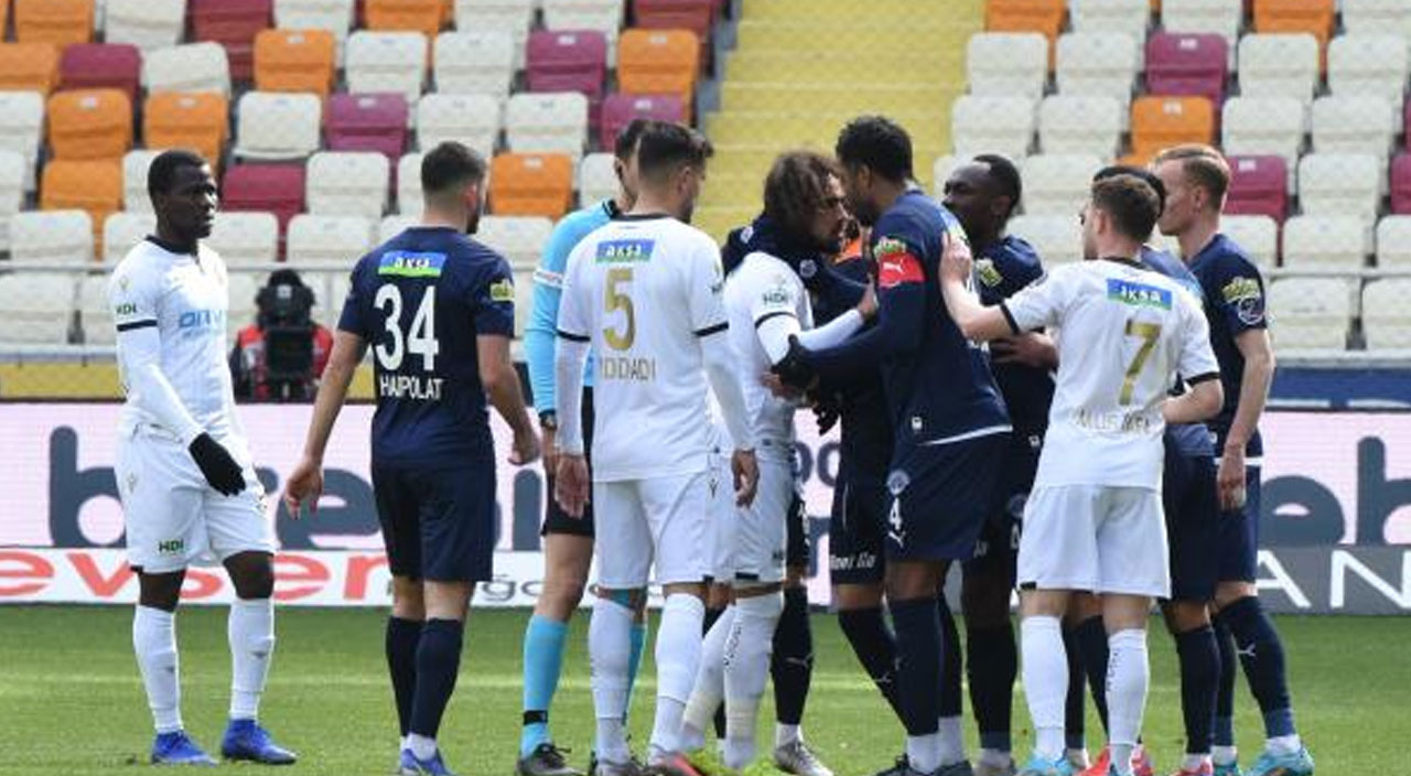 Malatya-Kasımpaşa maçında ilginç anlar! Sahayı terk etmek isteyen kaptanı rakip oyuncular tuttu