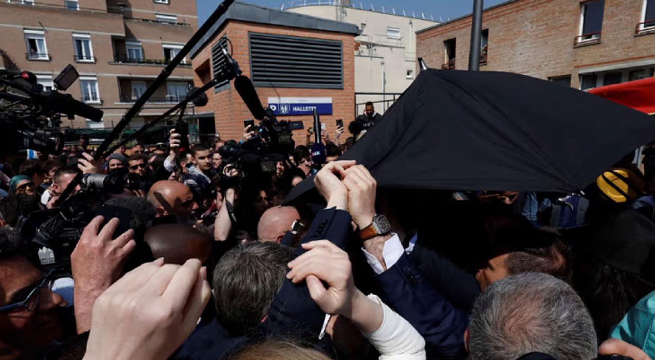 Fransa Cumhurbaşkanı Macron’a domatesli saldırı! Neye uğradığını şaşırdı