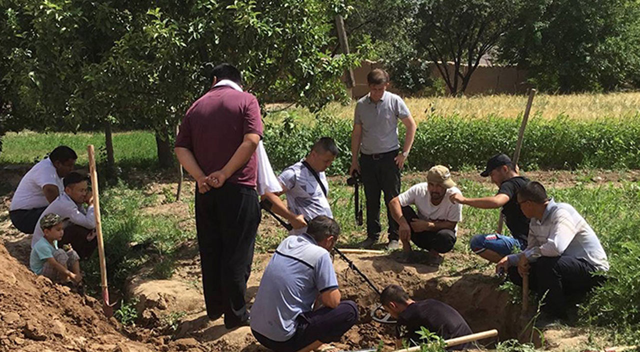 Bahçesini sularken yerde buldu! Özbekistan’da Selçuklulara ait ‘Allah’ yazılı altın sikke bulundu