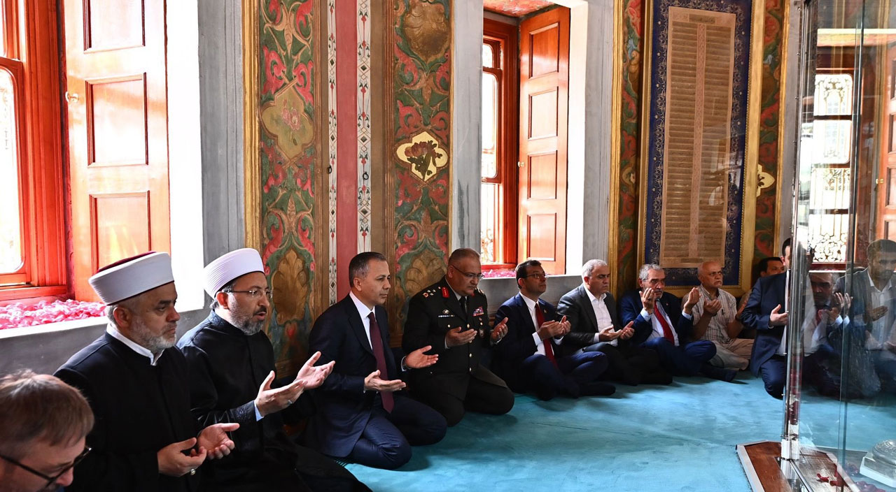 İstanbul’un Fethi’nin 569. yıl dönümünde Fatih Sultan Mehmet Han kabri başında anıldı