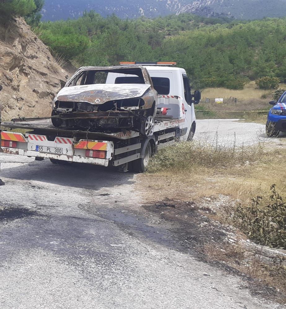 Sinop'ta korkunç olay! Yanan arabanın kadın sahibi kayıp