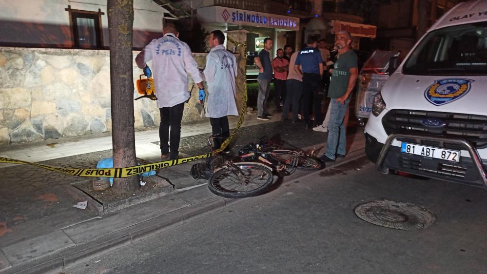 Bisiklet sürerken yediği yemek canından etti!