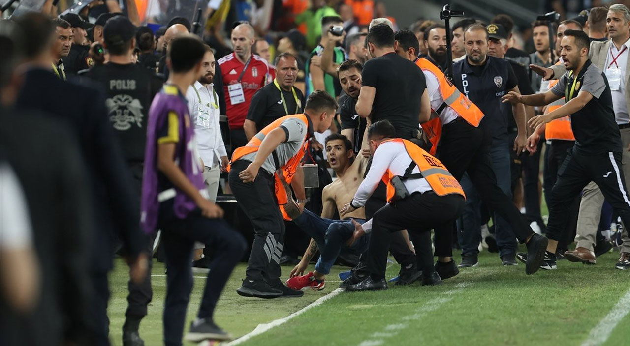 Beşiktaşlı futbolculara saldıran holigan mahkemede ağladı! Savcılık tutuklanmasını istiyor