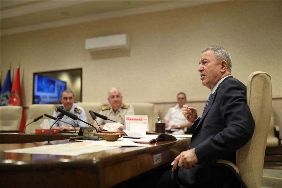 Bakan Akar, TSK Komuta kademesi ile bir araya geldi