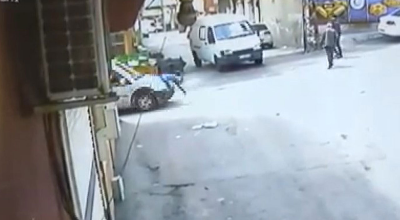 Kardeşiyle birlikte dışarı çıktı! Arabanın altında kalan 7 yaşındaki çocuk metrelerce sürüklendi