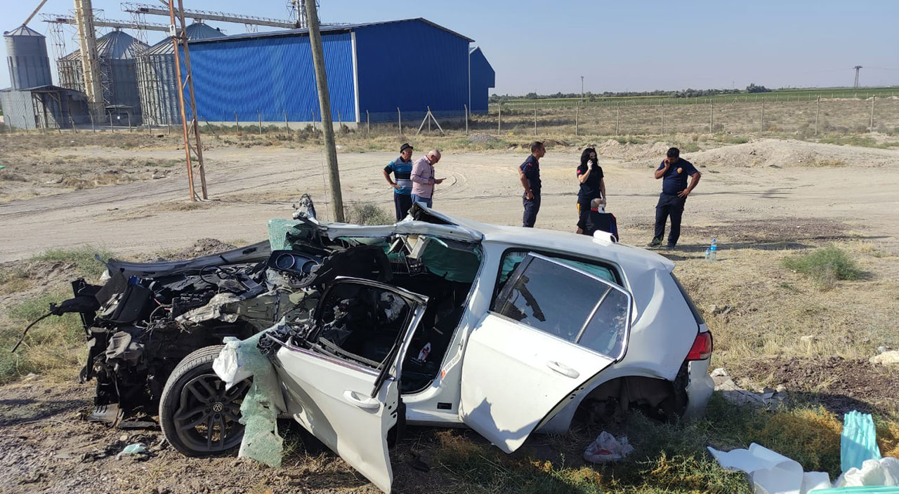 Tıra arkadan çarpan otomobil hurdaya döndü!