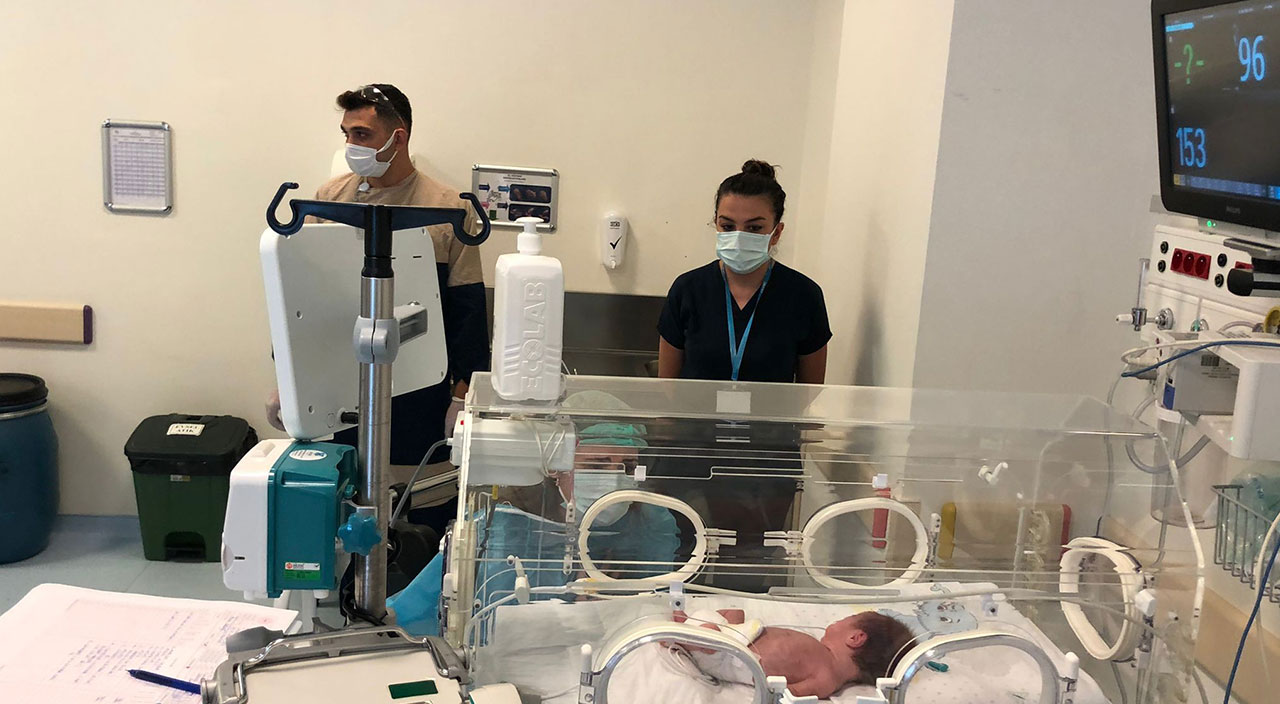 21 gün sonra ilk kez kızını gördü! Gözyaşlarına boğuldu