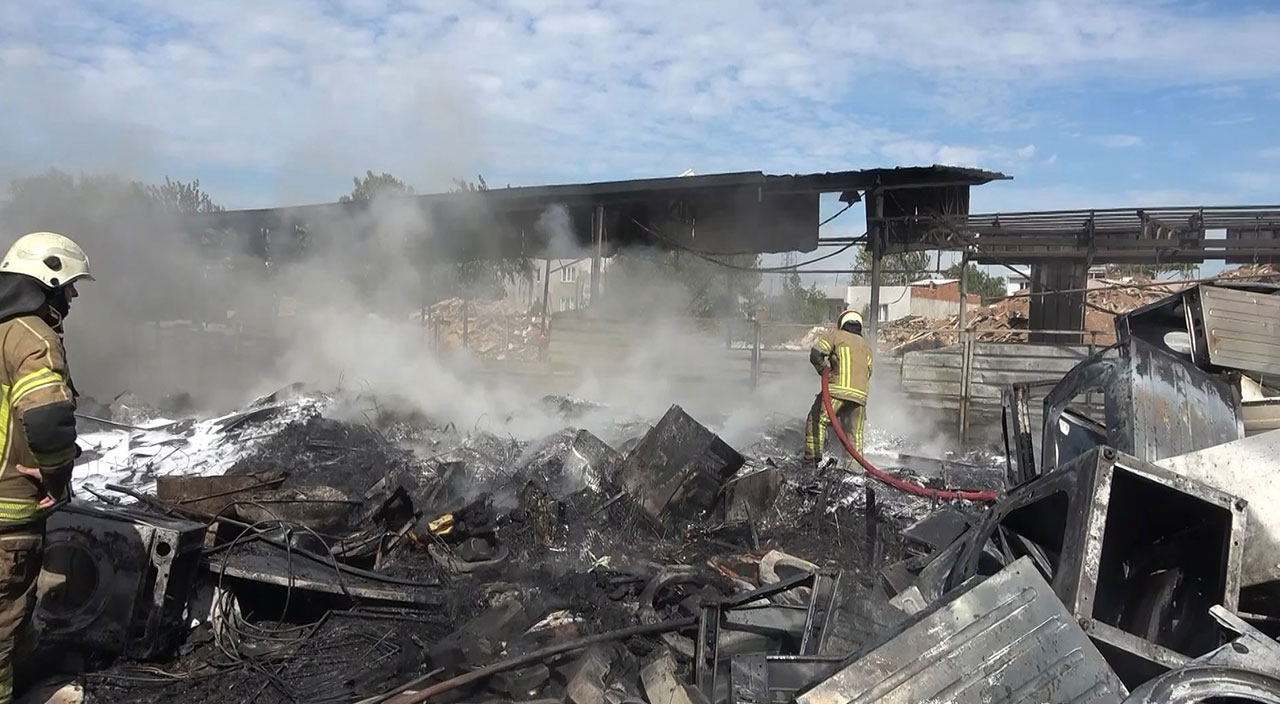 Dumanlar gökyüzünü siyaha boyadı