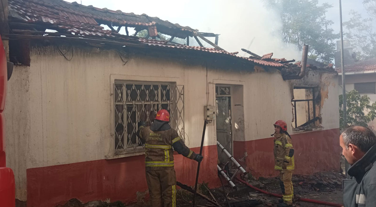 Madde bağımlısı evi yaktı! Mahalleli birbirine girdi