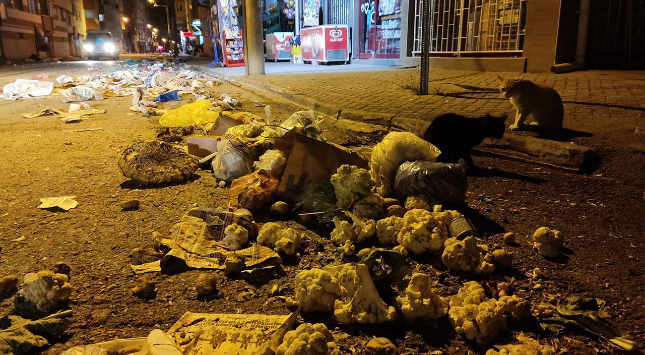 Pazarın ardından sokak çöplüğe döndü! Mahalleli isyan etti