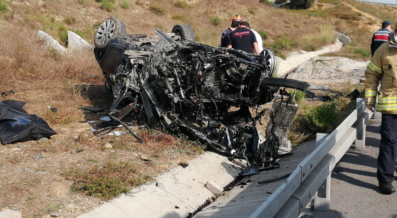 Otomobil yolun kenarına uçtu! Kazada anne ve baba hayatını kaybetti