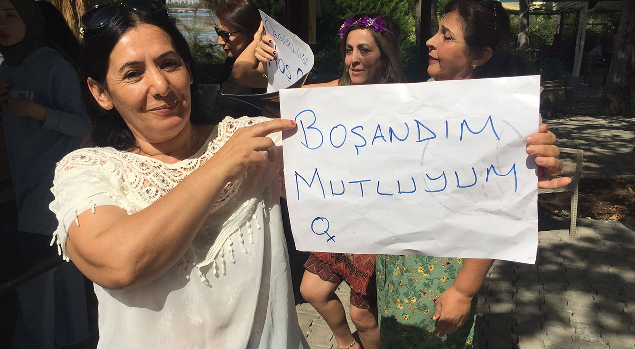 8 yıl sonra şiddet gördüğü eşiyle boşandı: ‘Erik Dalı’ oynayarak kutladı