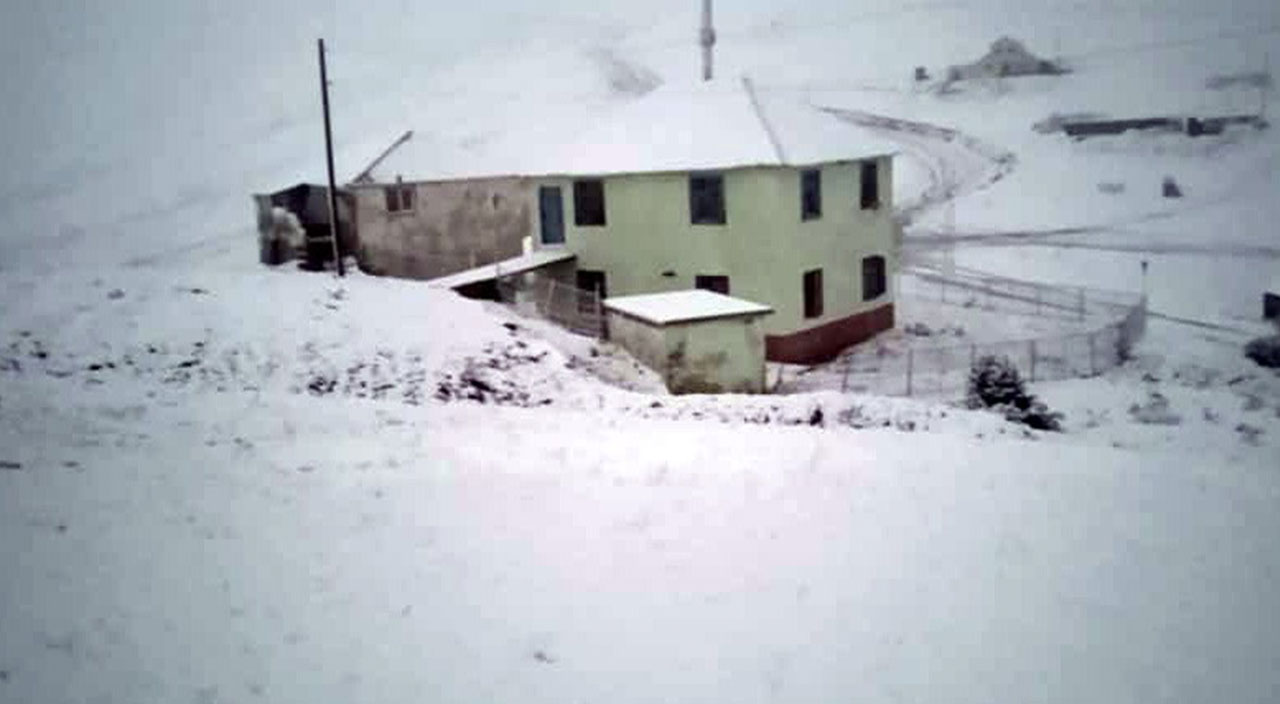 Gümüşhane’de yılın ilk karı düştü: Yüksek kesimler beyaza büründü