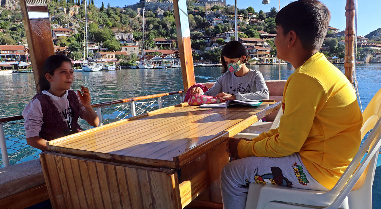 Turistleri kıskandıracak yolculuk: Her sabah tekneyle okullarına ulaşıyorlar