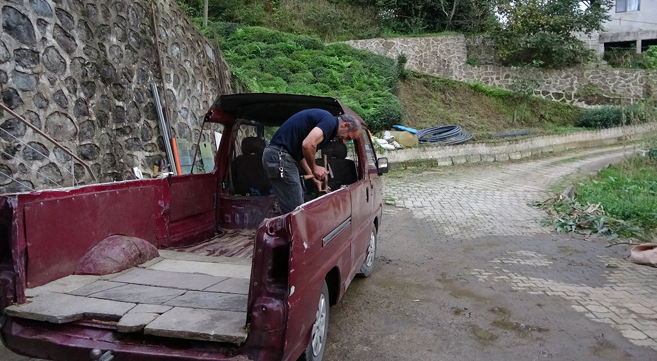 Aracının tavanına kafasını vurdu! Akıllara gelmeyecek yöntemle çözüm buldu