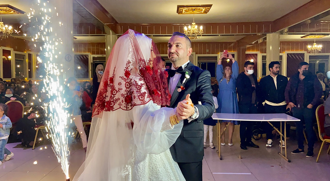 Bahçede 70 bin TL değerinde altın buldu! Sahiplerine teslim etti