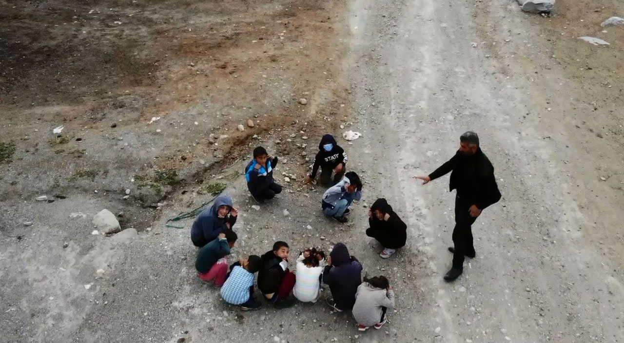 İlk kez drone gören çocukların şaşkınlığı kameralara yansıdı