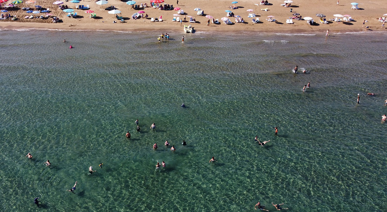 Kızkalesi’nde hava sıcaklığı 33 dereceyi buldu! Tatilciler sahillere akın etti