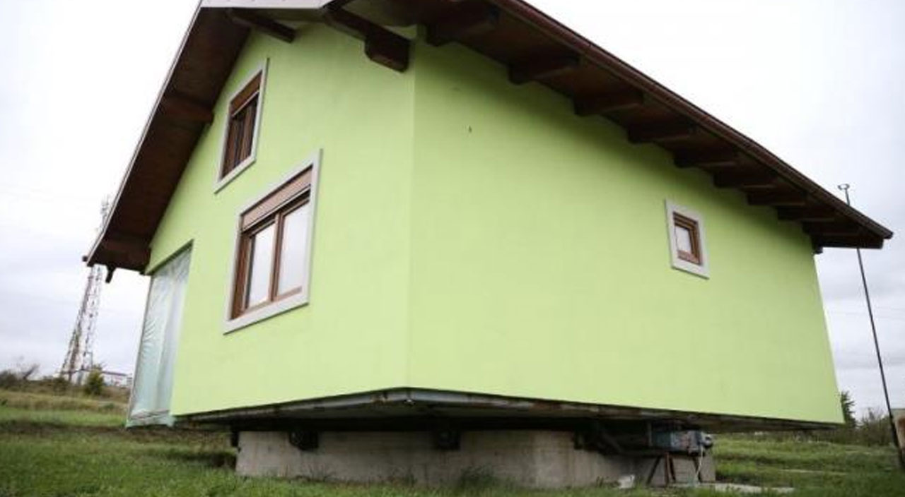 Eşini memnun edebilmek için 360 derece dönen ev inşa etti