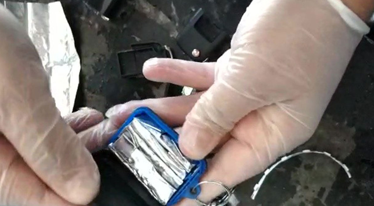 Düzce’de akıl almaz görüntü! Kumandalı araç anahtarlarından uyuşturucu çıktı