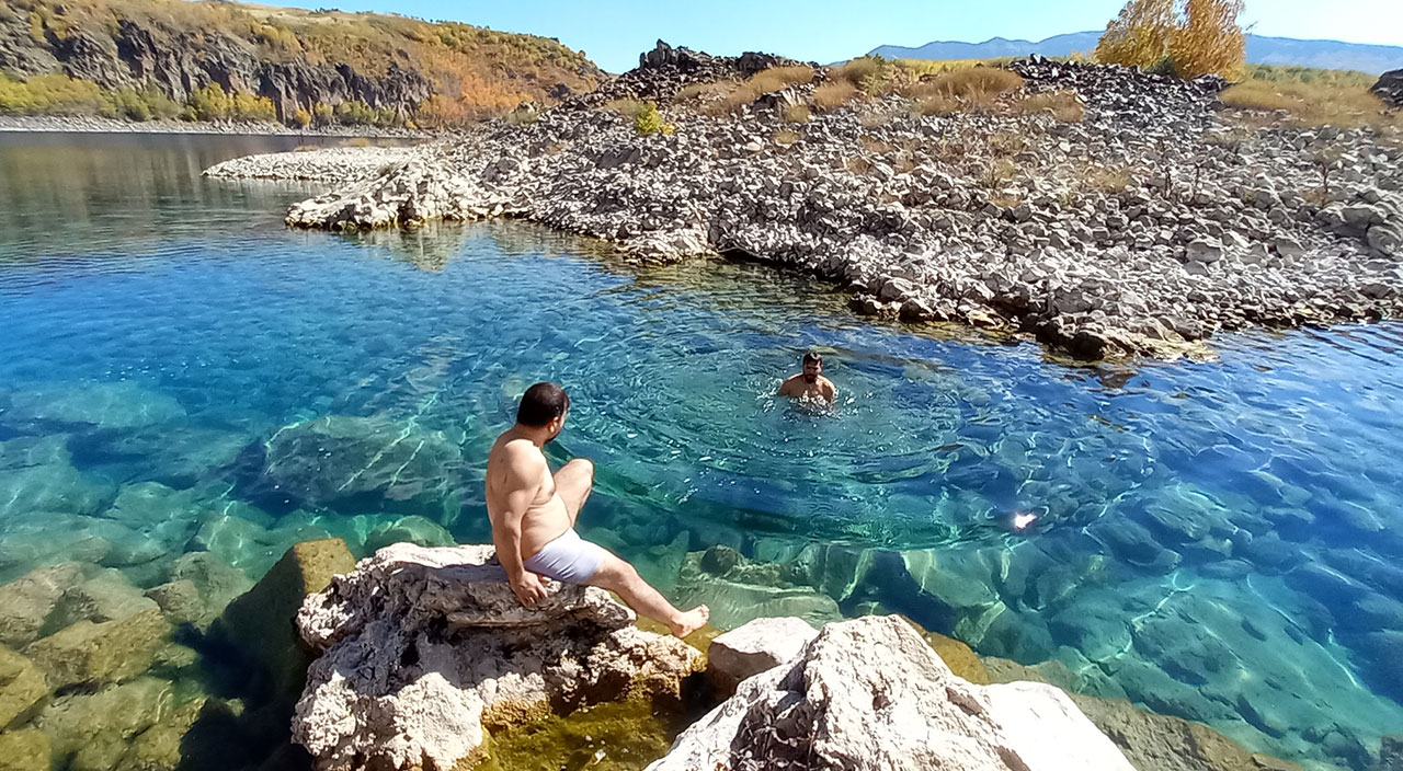 Burası Antalya değil Bitlis! Nemrut Krater Gölü’ne turistler akın ediyor