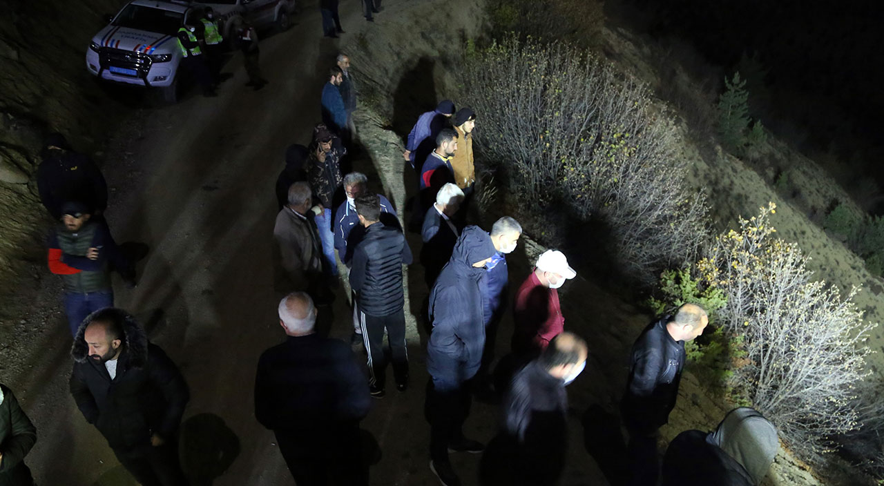 Kamyonet 100 metrelik uçurumdan yuvarlandı! 2 kişi öldü 1 kişi yaralandı