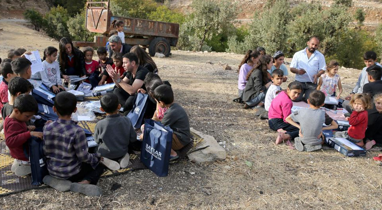 İlk uçuşlar bu köyde yapılmıştı! Baykar köyün sakinlerine İHA maketi hediye etti