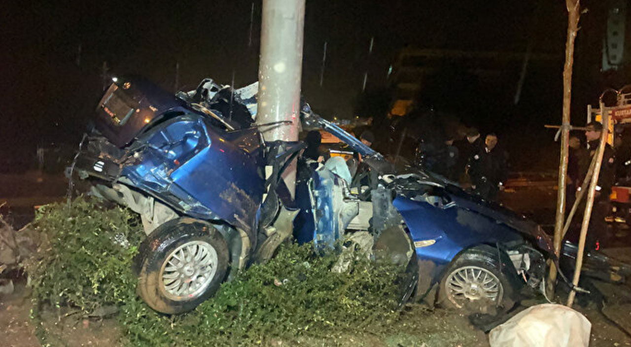 Adıyaman’da korkunç kaza! Direğe çarpan otomobildeki 2 kişi hayatını kaybetti