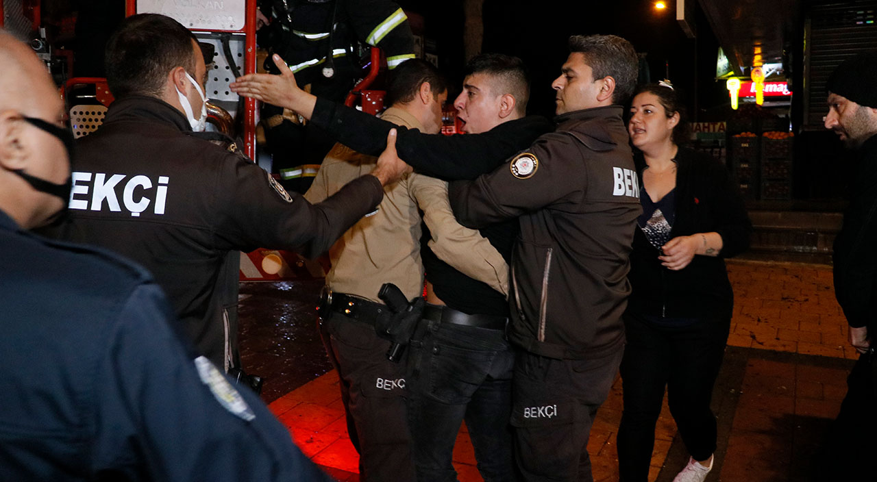 Sinir krizi geçirince evini ateşe verdi: Balkona çıkarak yangını seyretti