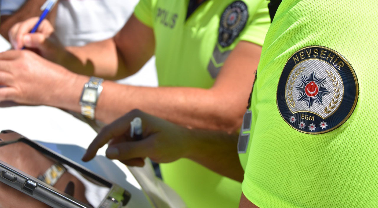 Trafikte polis ekiplerine küfürler yağdırıp makas attı: 11 maddeden ceza yedi