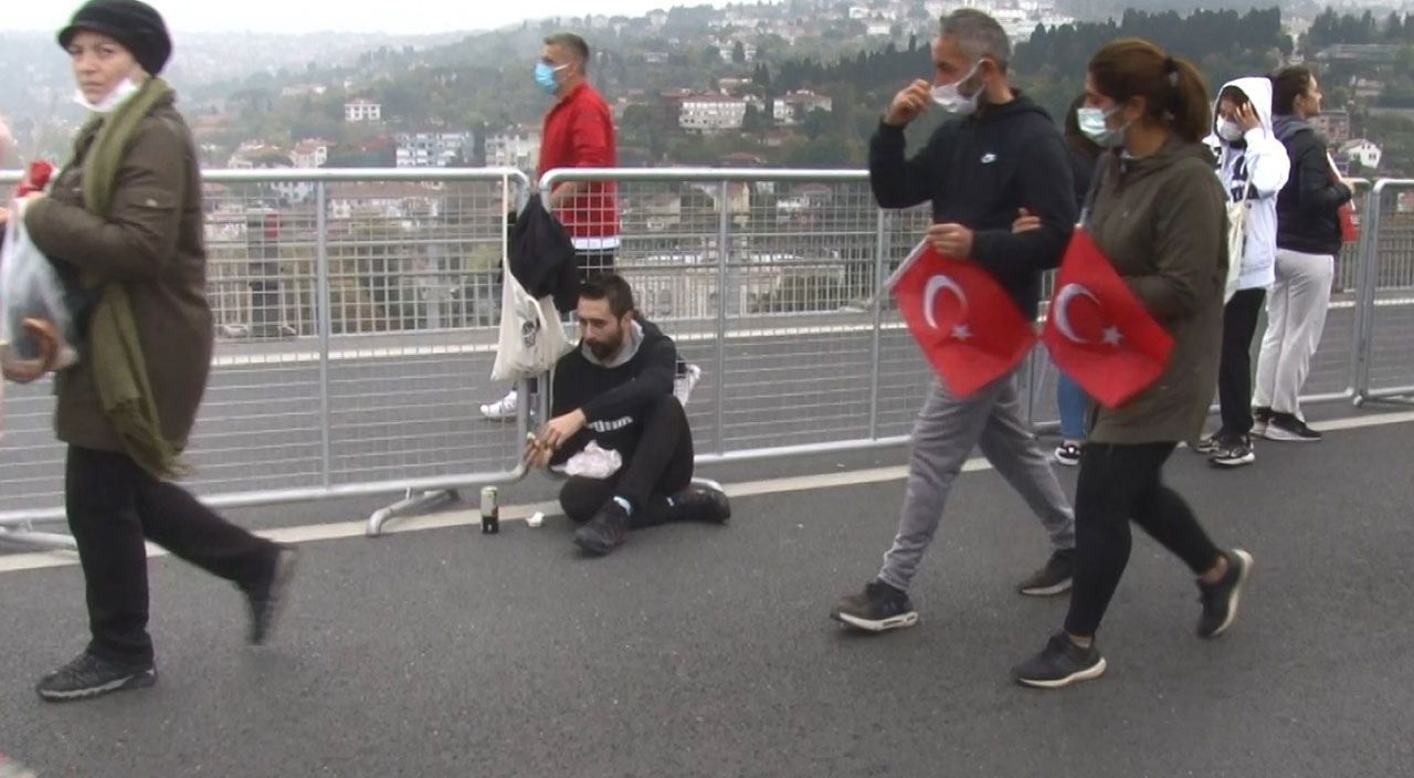 Maraton heyecanı vatandaşları da sardı: Boğaza karşı çay simit keyfi yaptılar