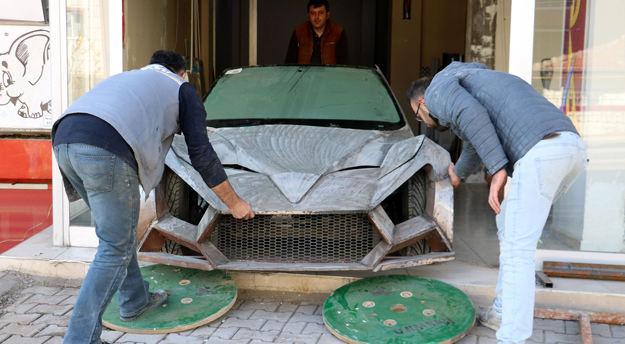 İnternetten gördü işe koyuldu: Asansör ustası kendi imkanlarıyla otomobil yaptı