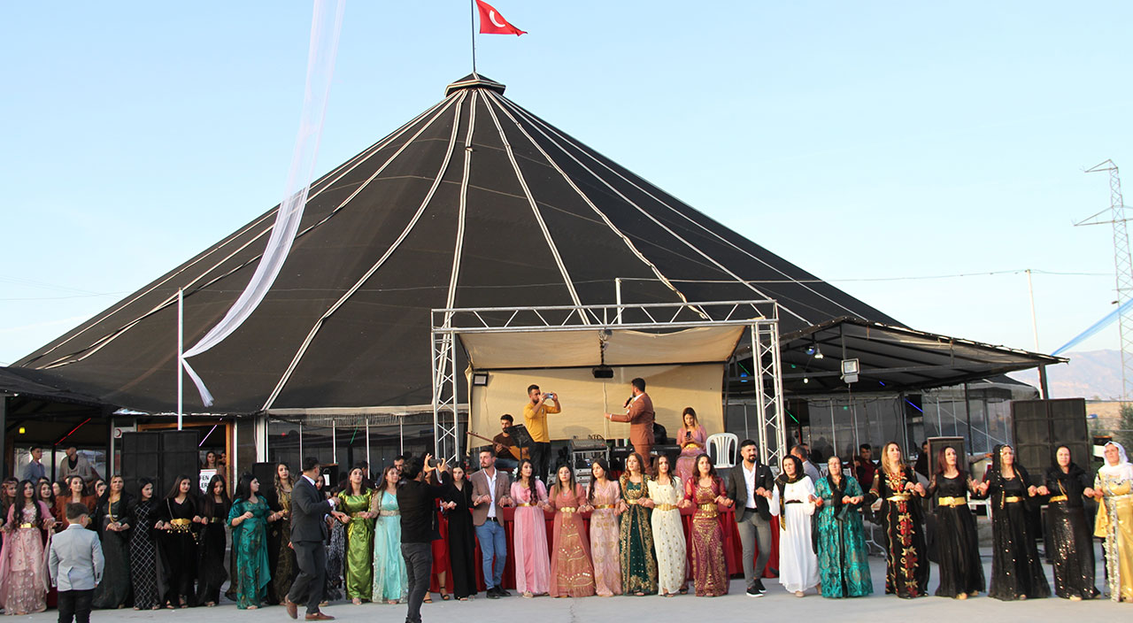 Aşiret düğününde servet saçtılar: Gelin ve damada 1 milyon 258 bin TL takıldı