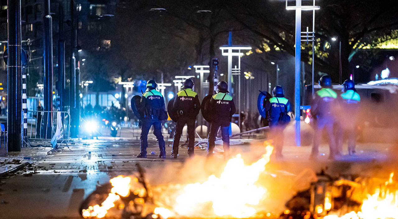 Hollanda'da alınan kısıtlama kararları halkı sokağa döktü: Araçlar ateşe verildi