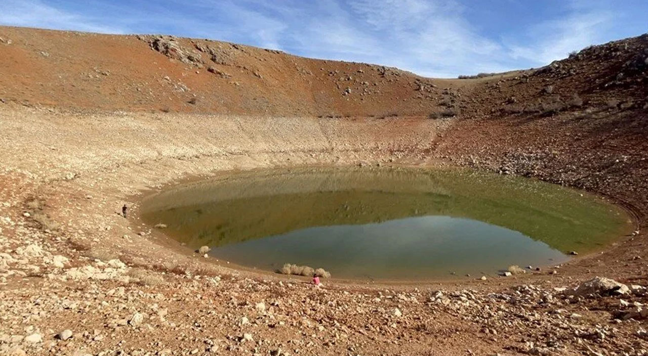 Keban Baraj Gölü’nde dev obruk! Suların çekilmesiyle ortaya çıktı