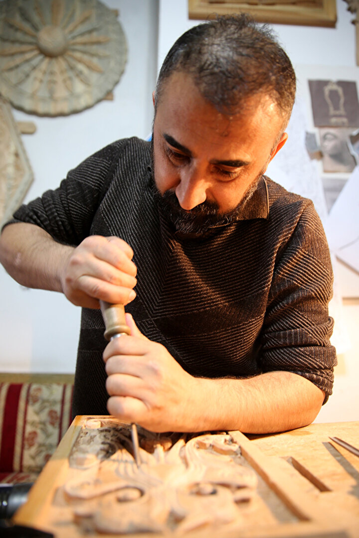 Sivaslı Usta 20 yıldır ahşap oyma sanatı yapıyor: Gelecek nesillere ışık oluyor