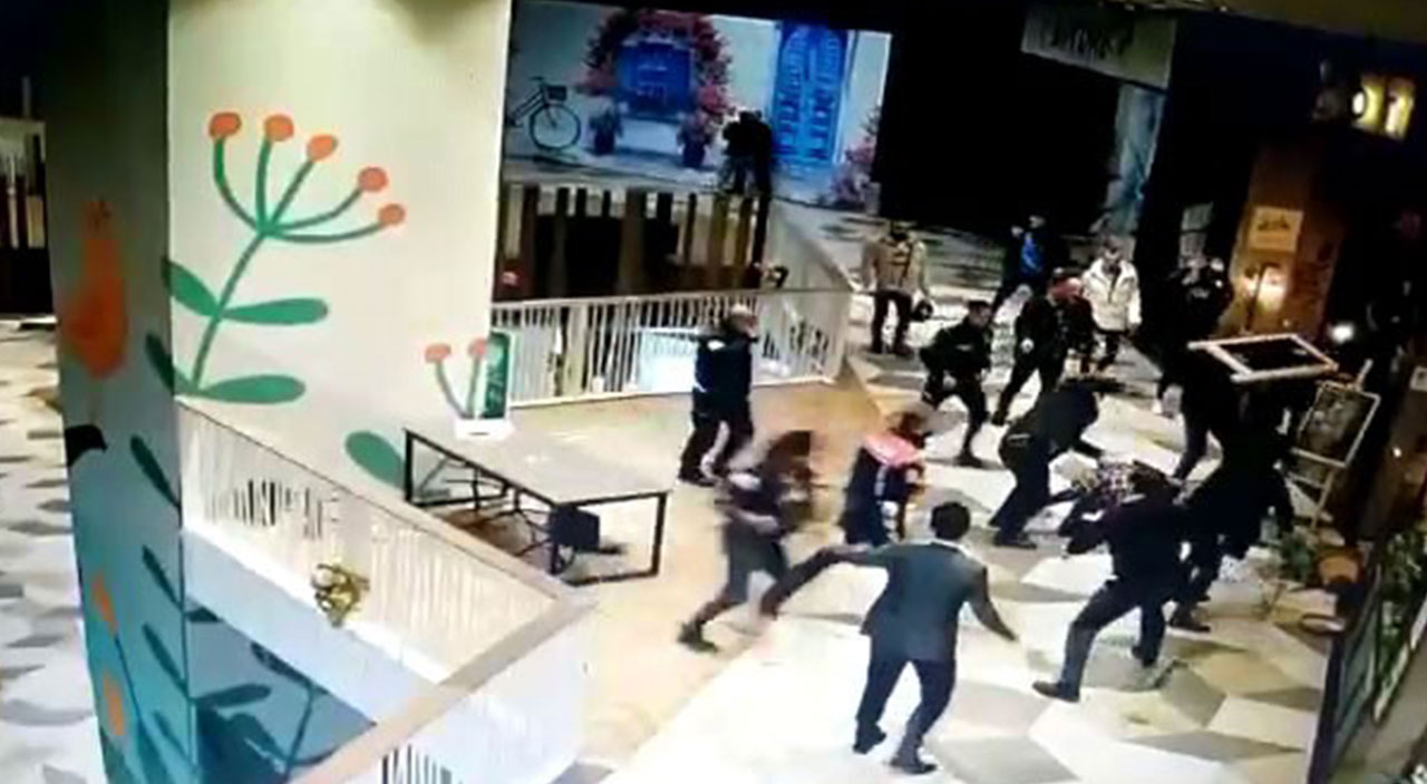 AVM savaş alanına döndü: Sandalye ve masalarla birbirlerine girdiler