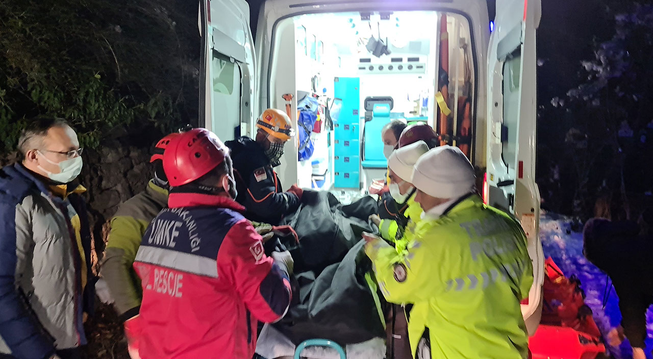 Yoldan çıkan otomobil 30 metrelik uçurumdan yuvarlandı: 2 kişi hayatını kaybetti