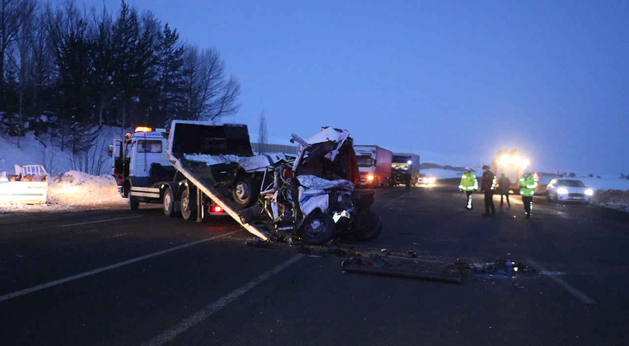 Sivas’ta yolcu otobüsü ile kamyonet çarpıştı: 2 ölü 19 yaralı var
