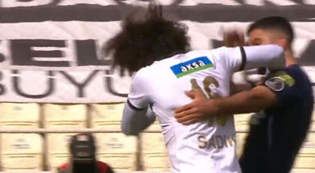 Malatya-Kasımpaşa maçında ilginç anlar! Sahayı terk etmek isteyen kaptanı rakip oyuncular tuttu