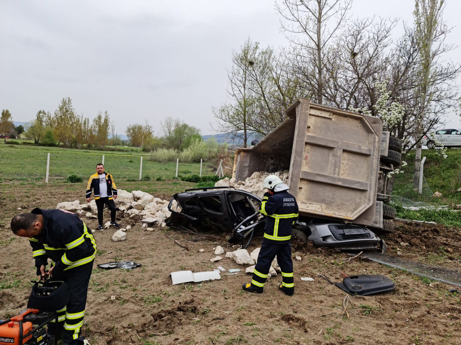 Amasya'da üzerine kamyon devrilen aracın sürücüsü öldü