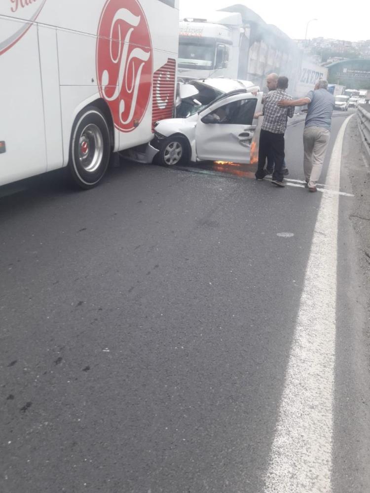 TEM Otoyolu'nda feci kaza! Yolcu otobüsü ve tırın altından sağ çıktı