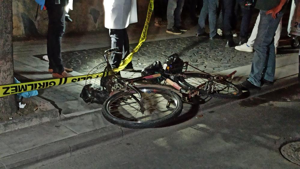 Bisiklet sürerken yediği yemek canından etti!