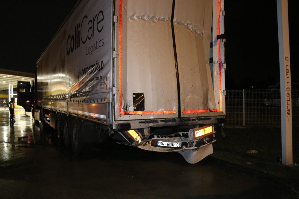 Sakarya'da yolcu otobüsü tıra çarptı: 25 yaralı