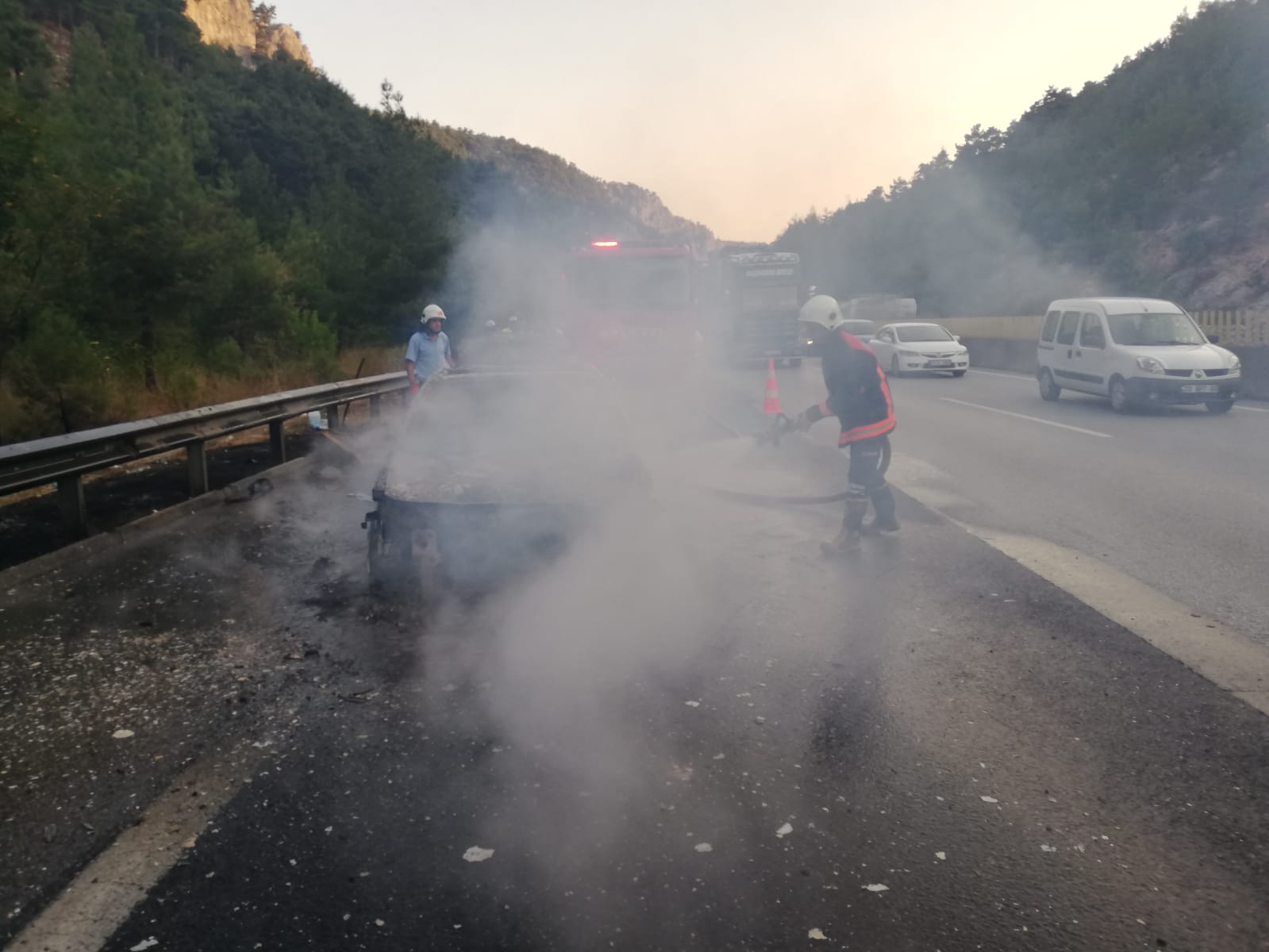 Bir saat önce aldığı otomobili seyir halindeyken bu hale geldi