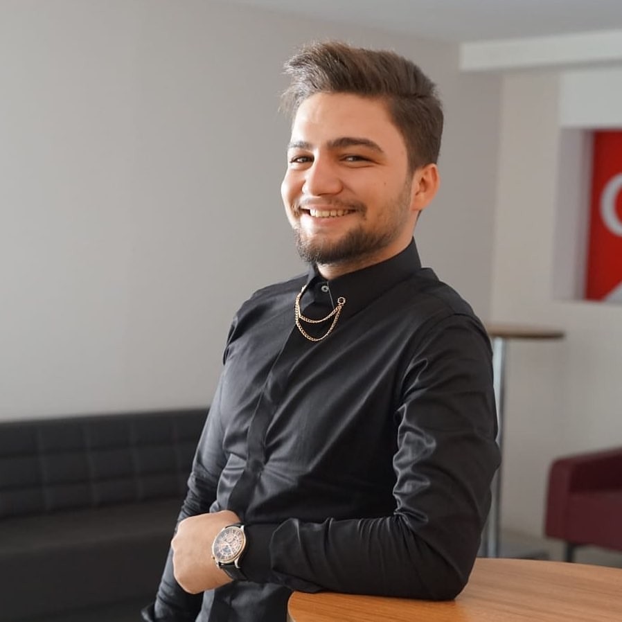 Akşam arkadaşının nikah merasimine katılmıştı, sabah aracının altında ölü olarak bulundu