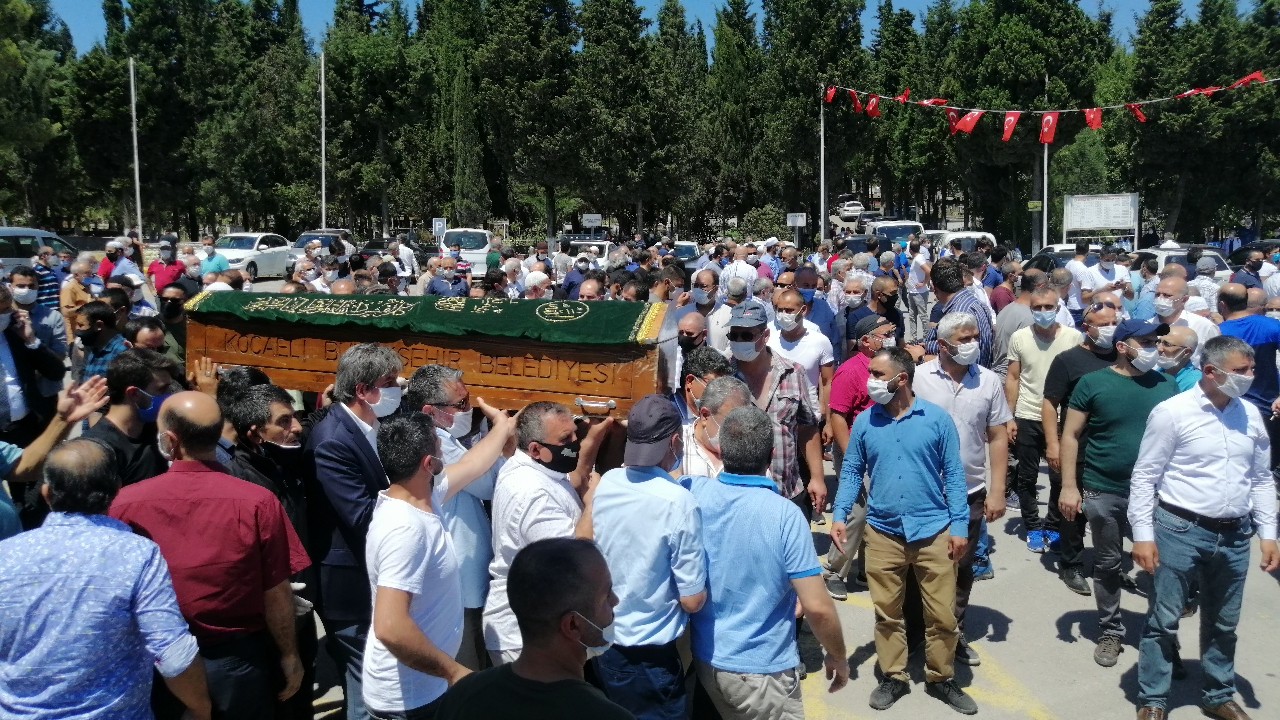 Feci kazada hayatını kaybeden 5 kişilik aile toprağa verildi