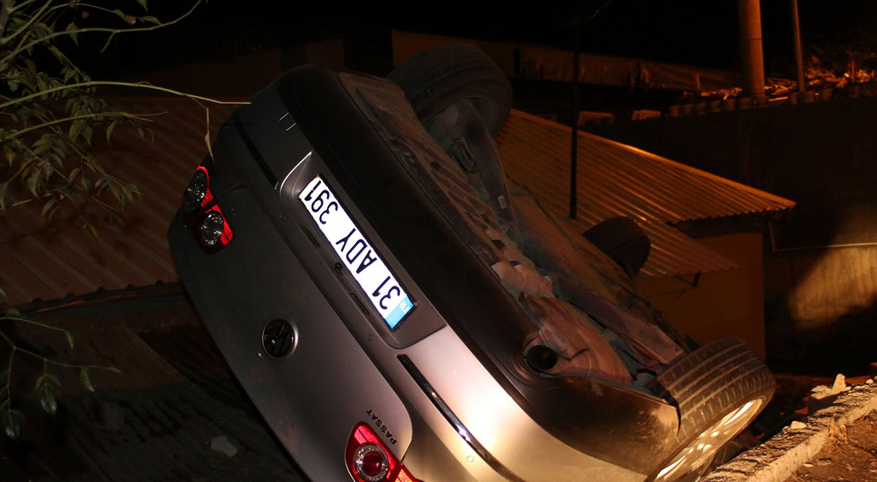 Kontrolden çıkan otomobil evin çatısına uçtu