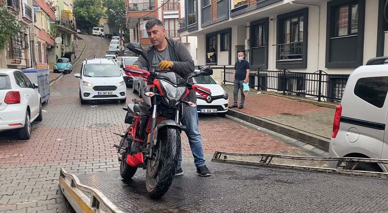 Motosikletiyle şov yapmak isterken arkadaşı canından oluyordu!