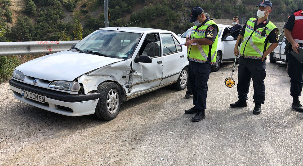 İki otomobil kafa kafaya çarpıştı! 7 kişi yaralandı